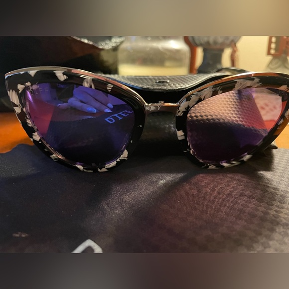 EUC DIFF Rise Cateye Sunglasses. Black & White Frames w/Blue Mirrored Lenses. - Picture 3 of 10